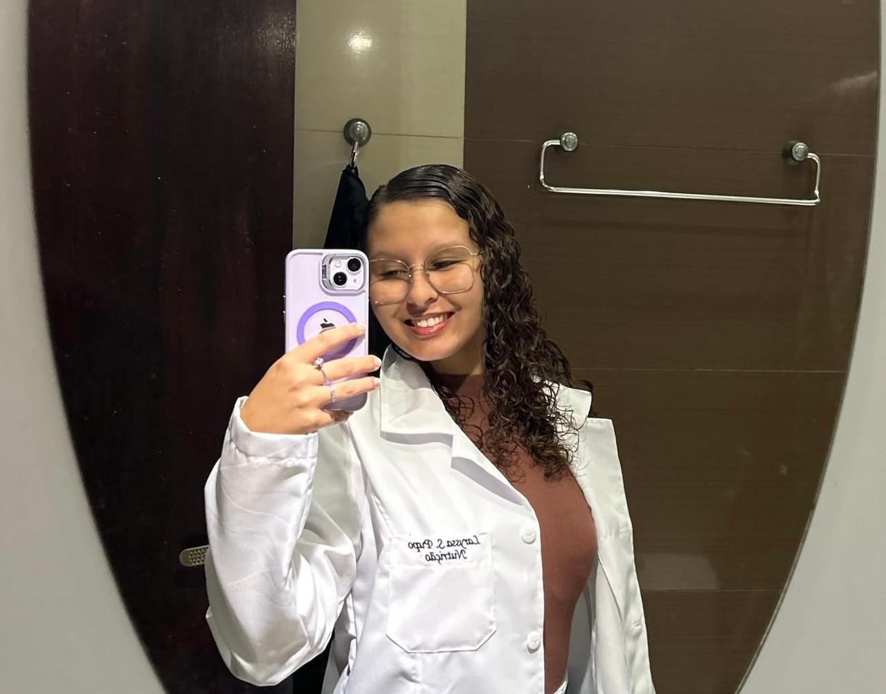 Laryssa Pupo usando jaleco branco